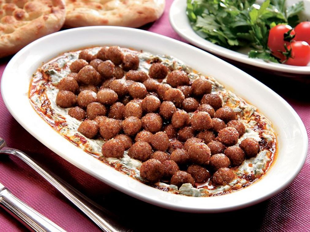 Bildiğimiz Cacıktan Farklı: Semizotlu Cacıklı Köfte