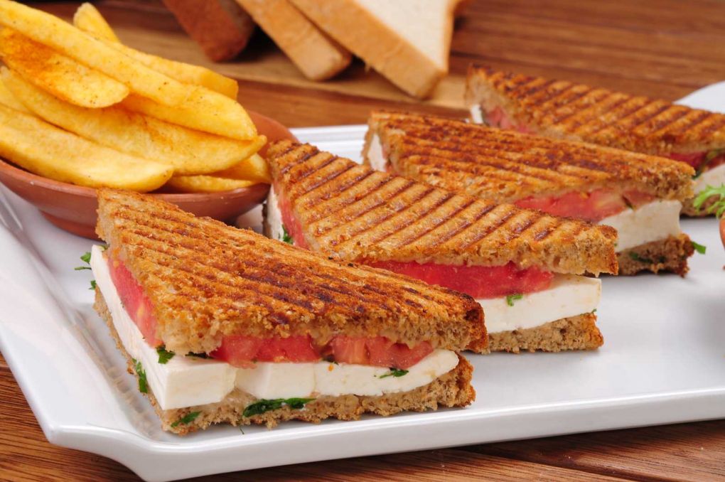 Domatesli Peynirli Tost