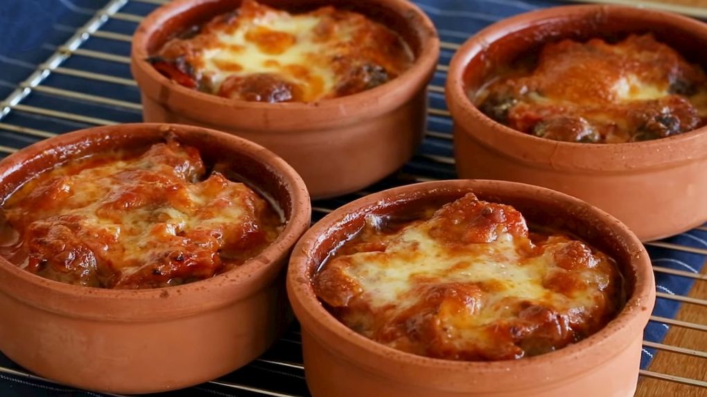 Güveçte Soslu Köfte