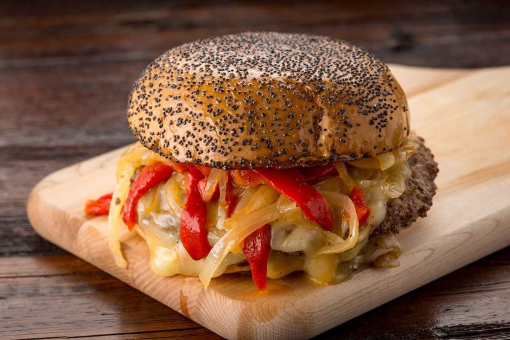 Karamelize Soğan ve Köz Biberli Hamburger