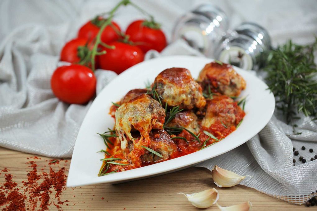 Kaşarlı Domates Soslu Fırın Köfte