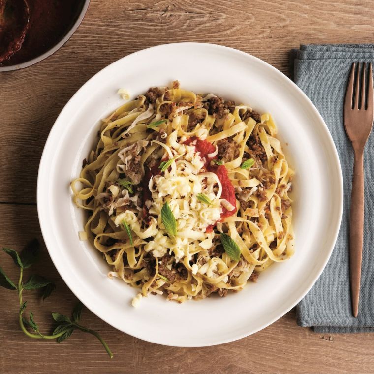 Kıymalı Peynirli Domates Soslu Makarna