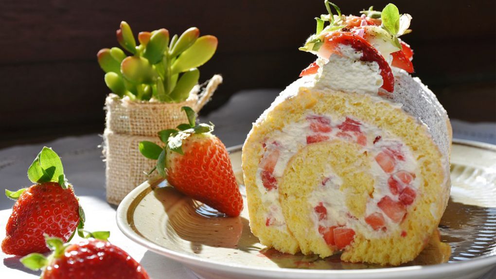 Pastane Tadında: Çilekli Rulo Pasta