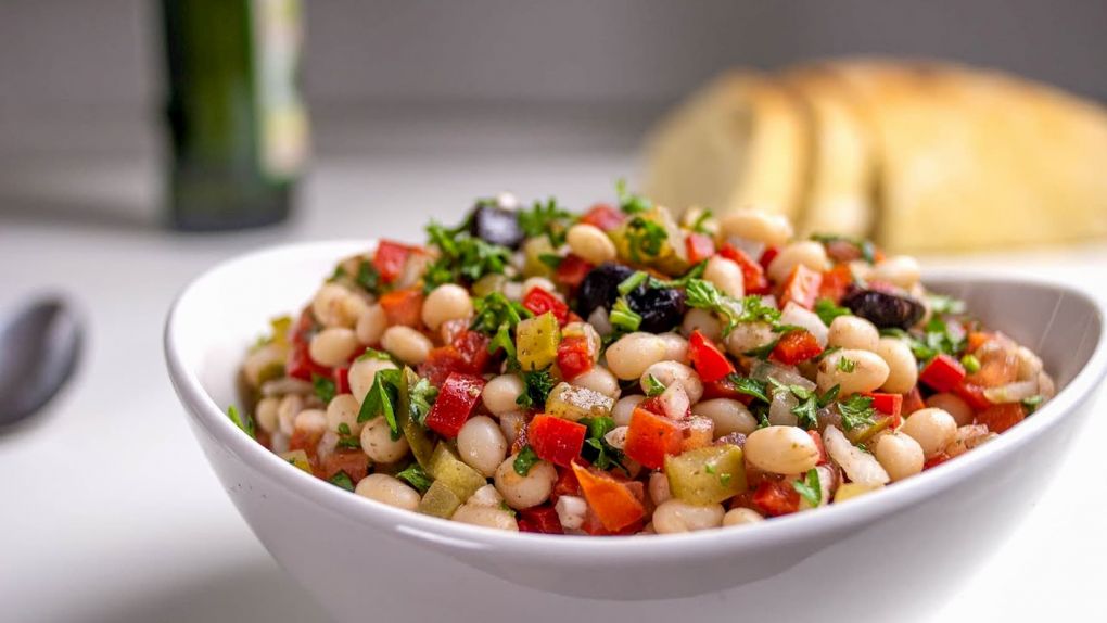 Tavuklu Siyah Fasulye Salatası